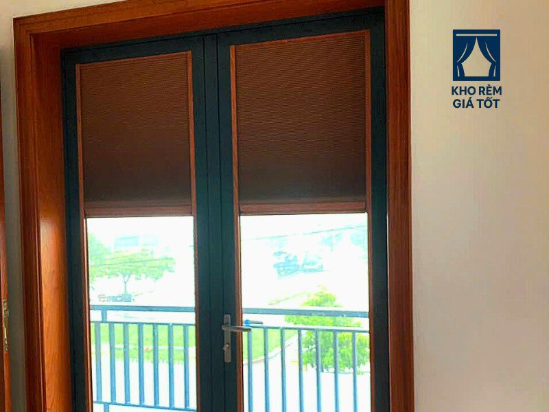 lắp đặt rèm tổ ong trên kính nhà ở gia đình