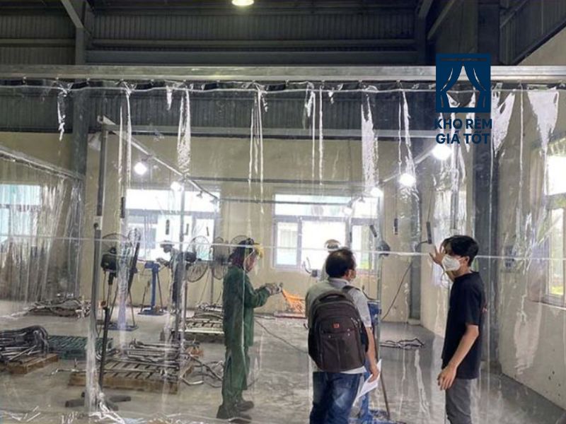 rèm nhựa PVC ngăn nhiệt điều hòa giá rẻ rèm kéo sun
