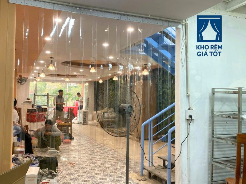 lắp đặt rèm nhựa PVC cho cửa hàng quán ăn bình dân